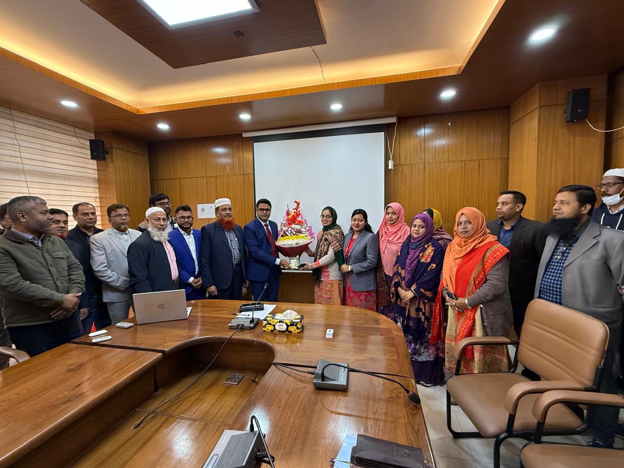 নবনিযুক্ত পরিচালক মহোদয়কে এ কার্যালয়ের কর্মকর্তা/কর্মচারীবৃন্দের পক্ষ থেকে ফুলেল শুভেচ্ছা প্রদান।